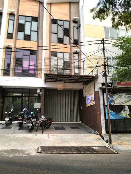 Jakarta Barat Ruko Siap Usaha di Taman Aries Meruya  2,5 Lantai + Rooftop Area Puri Indah<br> 1 1