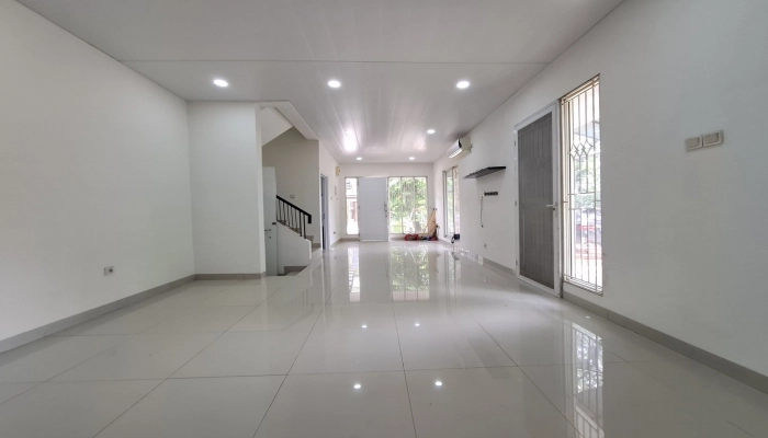Jakarta Barat Dijual Rumah Hoek 2 Lt Selesai Renov 9x16 puri mansion Jakarta Barat 21 16