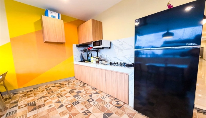 Jakarta Barat Dijual Rumah Kost 4 Lantai Tanjung Duren Raya Modern Contemporary Fasad Art Deco 16 16_dapur_bersama_dgn_kompor_tanam_microwave_dan_peralatan_makan