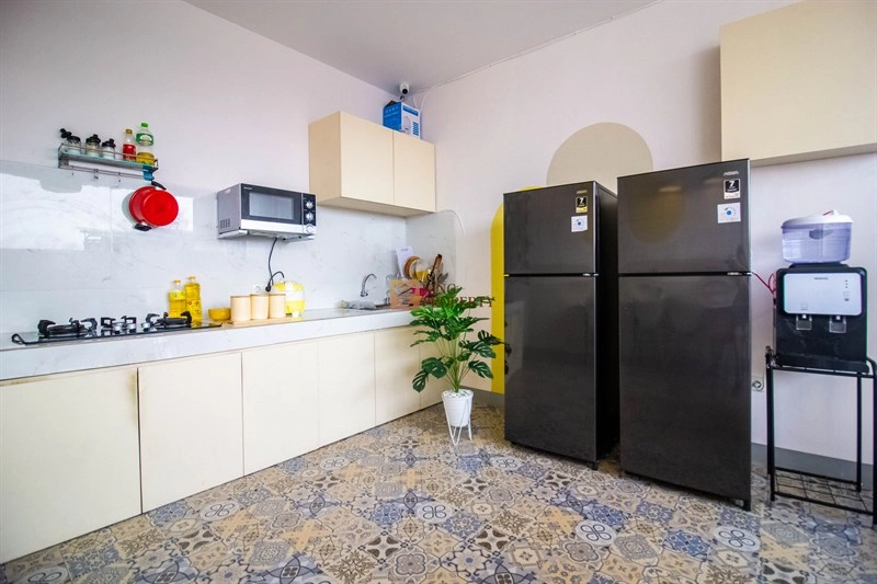 Jakarta Barat Rumah Kost Premium di Tomang Diamond Residence Fully Furnished SHM 16 16_dapur_bersama_dgn_kompor_tanam_microwave_dan_peralatan_makan