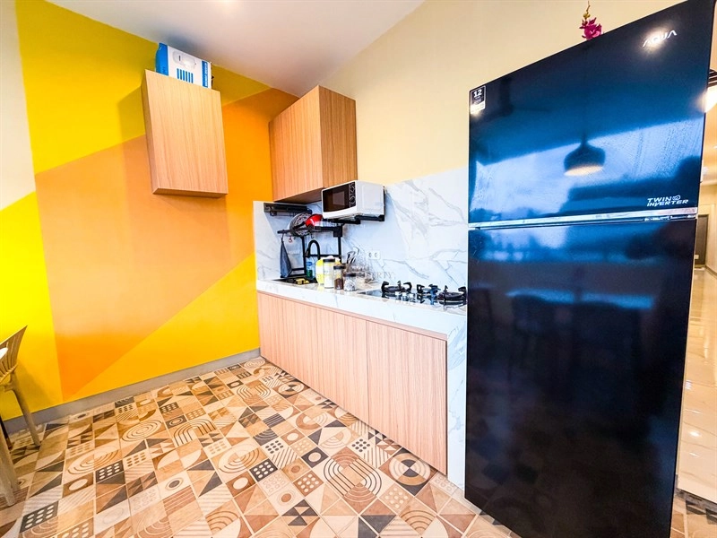 Jakarta Barat Dijual Rumah Kost 4 Lantai Tanjung Duren Raya Modern Contemporary Fasad Art Deco 16 16_dapur_bersama_dgn_kompor_tanam_microwave_dan_peralatan_makan