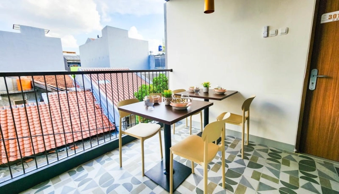 Jakarta Barat Super Strategis, Rumah Kost Avela Residence Tanjung Duren Furnished 18 18_roof_top_dining_area_dgn_wifi_hotspot_800x600