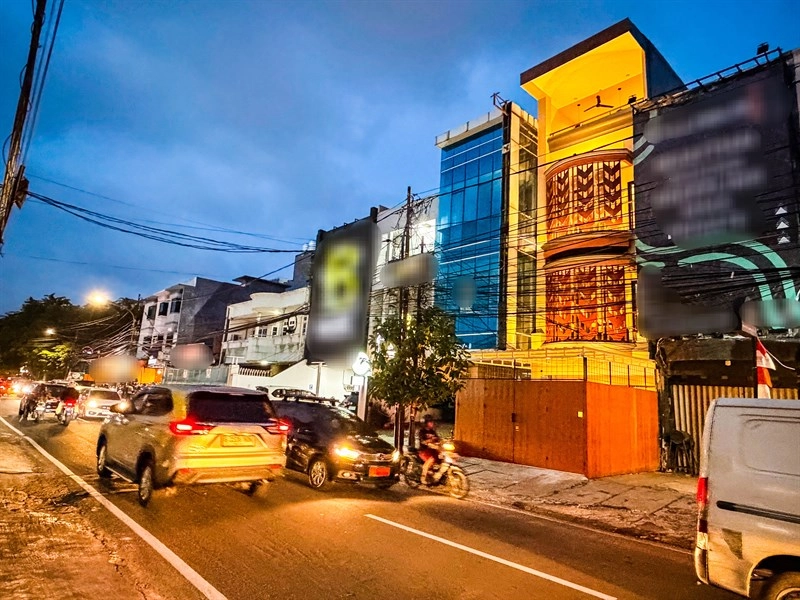 Jakarta Barat Dijual Rumah Kost 4 Lantai Tanjung Duren Raya Modern Contemporary Fasad Art Deco 4 4_tampak_depan_malam_2