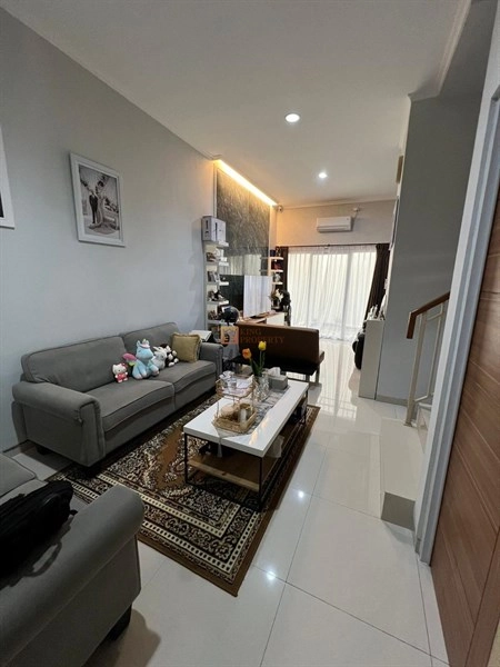 Bodetabek Lokasi Strategis, Rumah Green Bintaro Indah 2 Lantai Furnish SHM 6 5