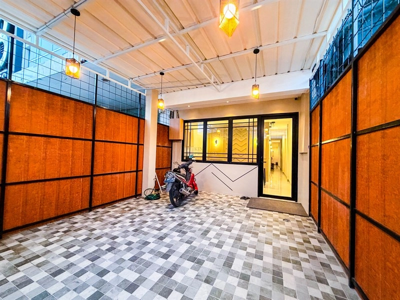 Jakarta Barat Dijual Rumah Kost 4 Lantai Tanjung Duren Raya Modern Contemporary Fasad Art Deco 5 5_parkiran_yg_lega