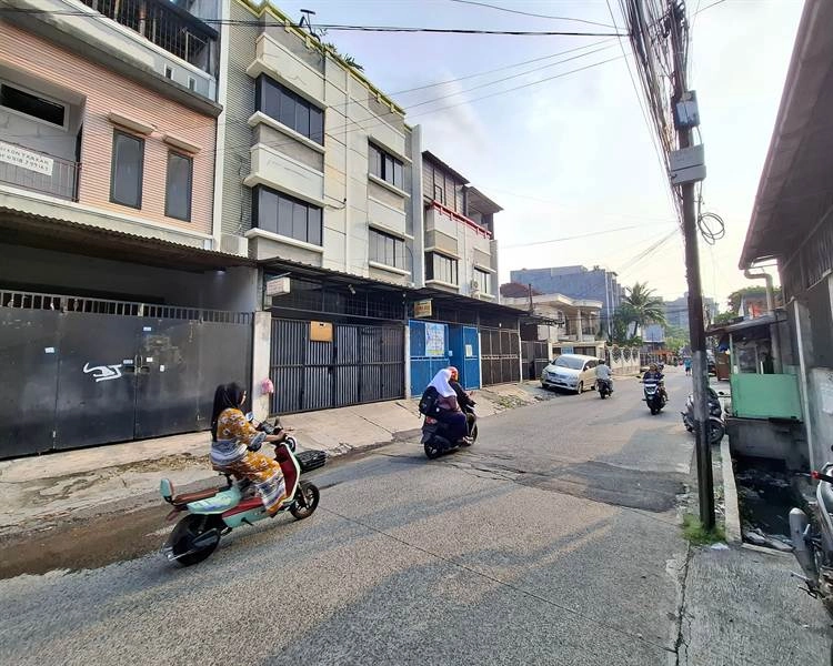 Jakarta Barat Disewakan ruko 3 lantai Jelambar – dekat Central Park Mall & kampus besar, lokasi strategis! 43 red_and_white_simple_minimalist_apartment_for_rent_real_estate_poster