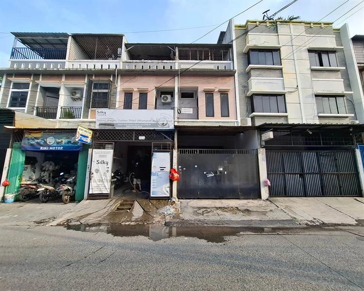 Jakarta Barat Disewakan ruko 3 lantai Jelambar – dekat Central Park Mall & kampus besar, lokasi strategis! 42 red_and_white_simple_minimalist_apartment_for_rent_real_estate_poster_1