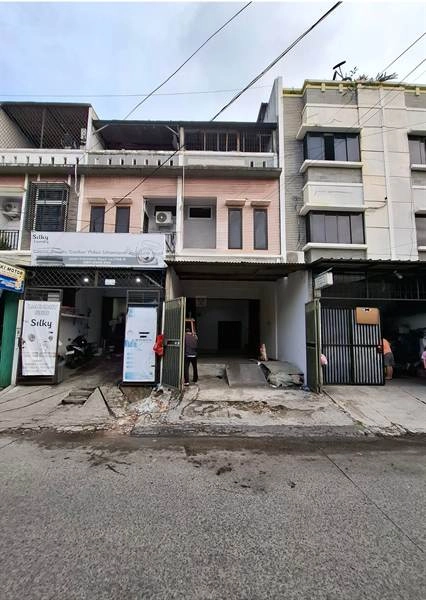 Jakarta Barat Disewakan ruko 3 lantai Jelambar – dekat Central Park Mall & kampus besar, lokasi strategis! 50 white_and_brown_aesthetic_portfolio_cover_a4_document_portrait