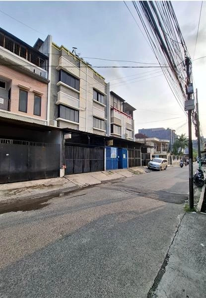 Jakarta Barat Disewakan ruko 3 lantai Jelambar – dekat Central Park Mall & kampus besar, lokasi strategis! 47 white_and_brown_aesthetic_portfolio_cover_a4_document_portrait_1