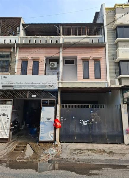 Jakarta Barat Disewakan ruko 3 lantai Jelambar – dekat Central Park Mall & kampus besar, lokasi strategis! 48 white_and_brown_aesthetic_portfolio_cover_a4_document_portrait_2