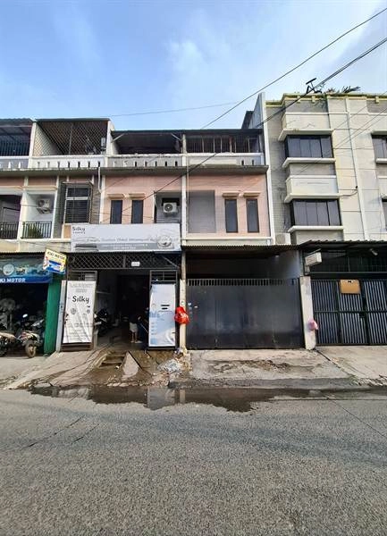 Jakarta Barat Disewakan ruko 3 lantai Jelambar – dekat Central Park Mall & kampus besar, lokasi strategis! 49 white_and_brown_aesthetic_portfolio_cover_a4_document_portrait_3